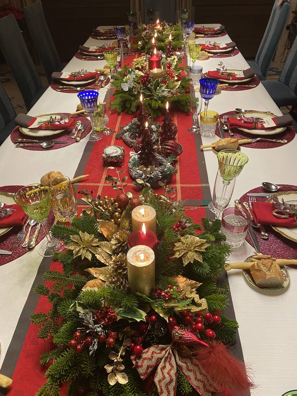 Mesa de Navidad de Esther Pastor, con centros muy navideños con velas combinadas en dorado y rojo.