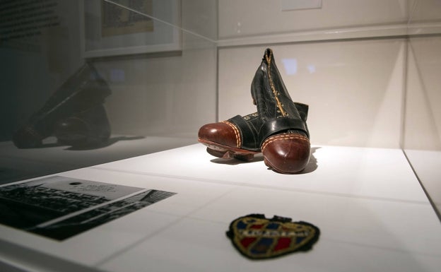 Botas de fútbol de la época, también ilustradas en la muestra. 