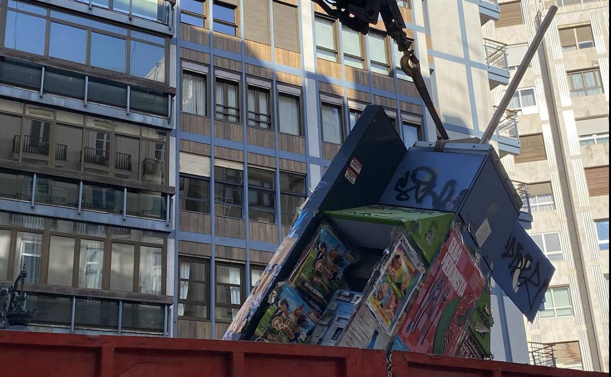 La cabina de la calle Colón en el momento de cargarla al camión el pasado 19 de diciembre. 