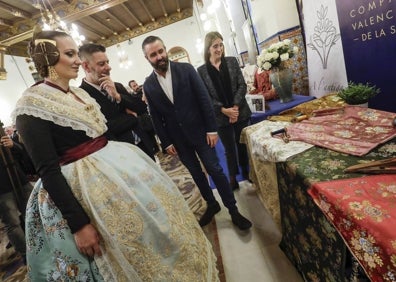 Imagen secundaria 1 - Exposición de las telas y complementos de las cortes en el Palacio de la Exposición. 