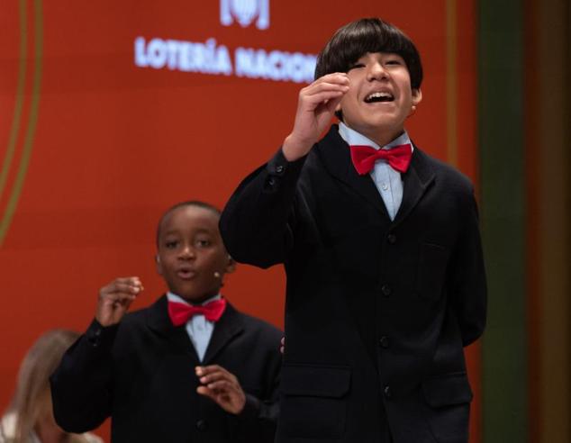 Ángel Abaga (i) y Alonso Dávalos (d) de la residencia de San Ildefonso cantan el Premio Gordo 