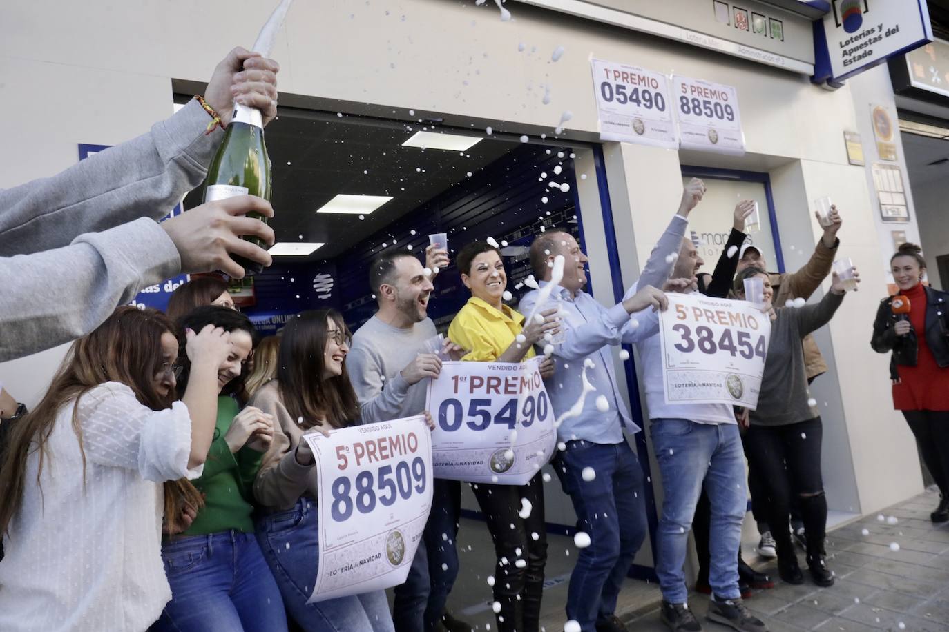 El Gordo y un quinto premio vendidos en Manises.