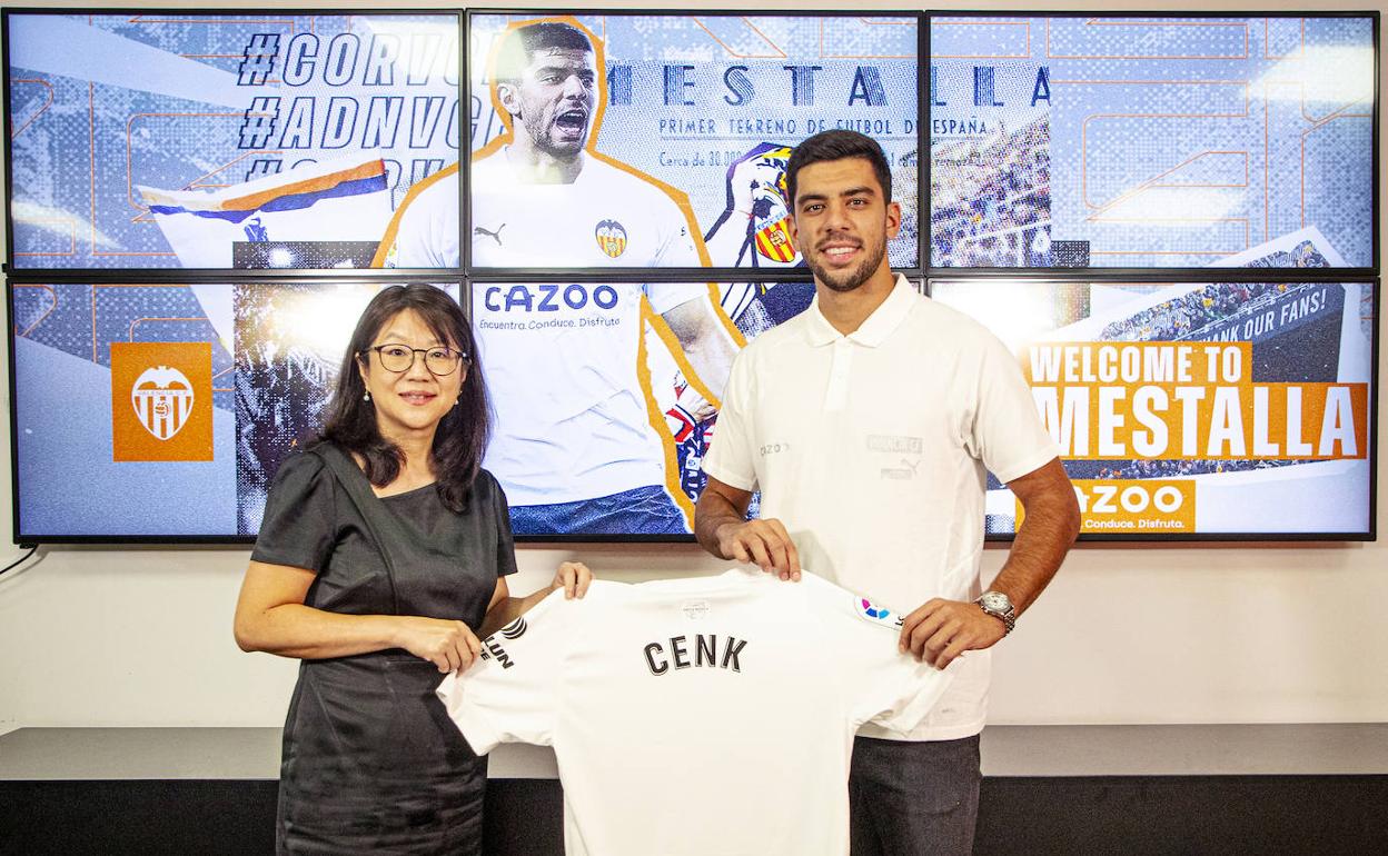 Layhoon Chan posa con Cenk Özkacar en la presentación del central. 