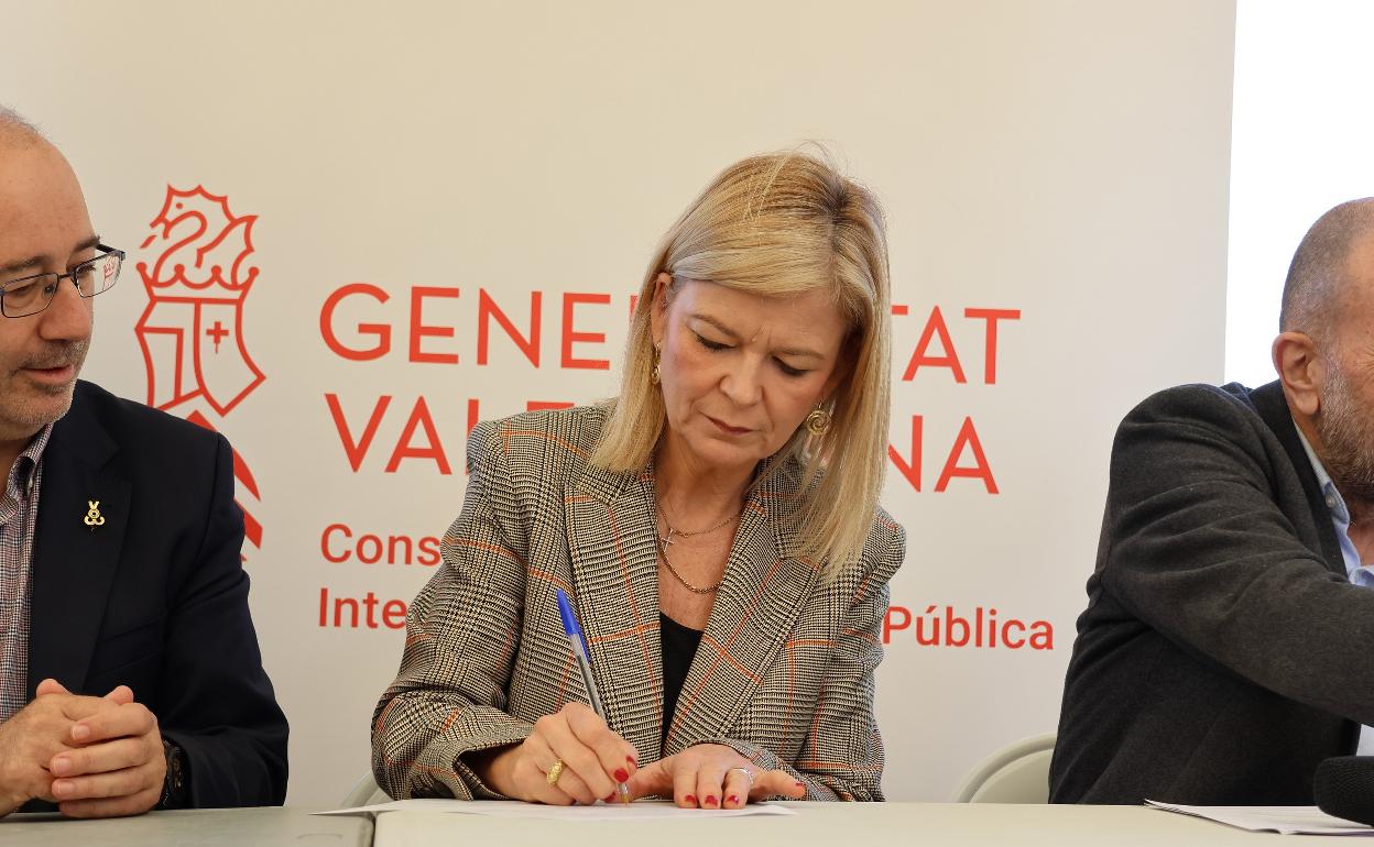 Gabriela Bravo en la firma de las obras del Palacio de Justicia de Alzira. 