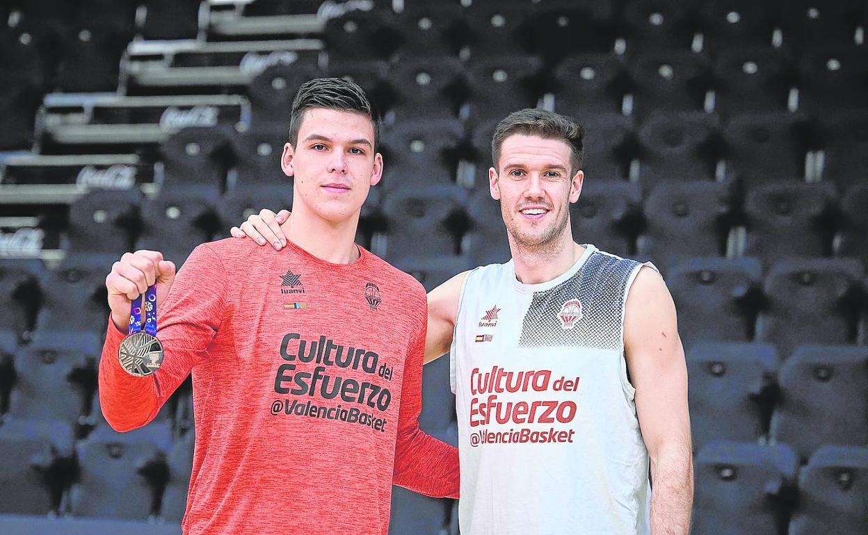 Pradilla y López-Arostegui posan con la medalla de oro del Eurobasket en la Fonteta. 