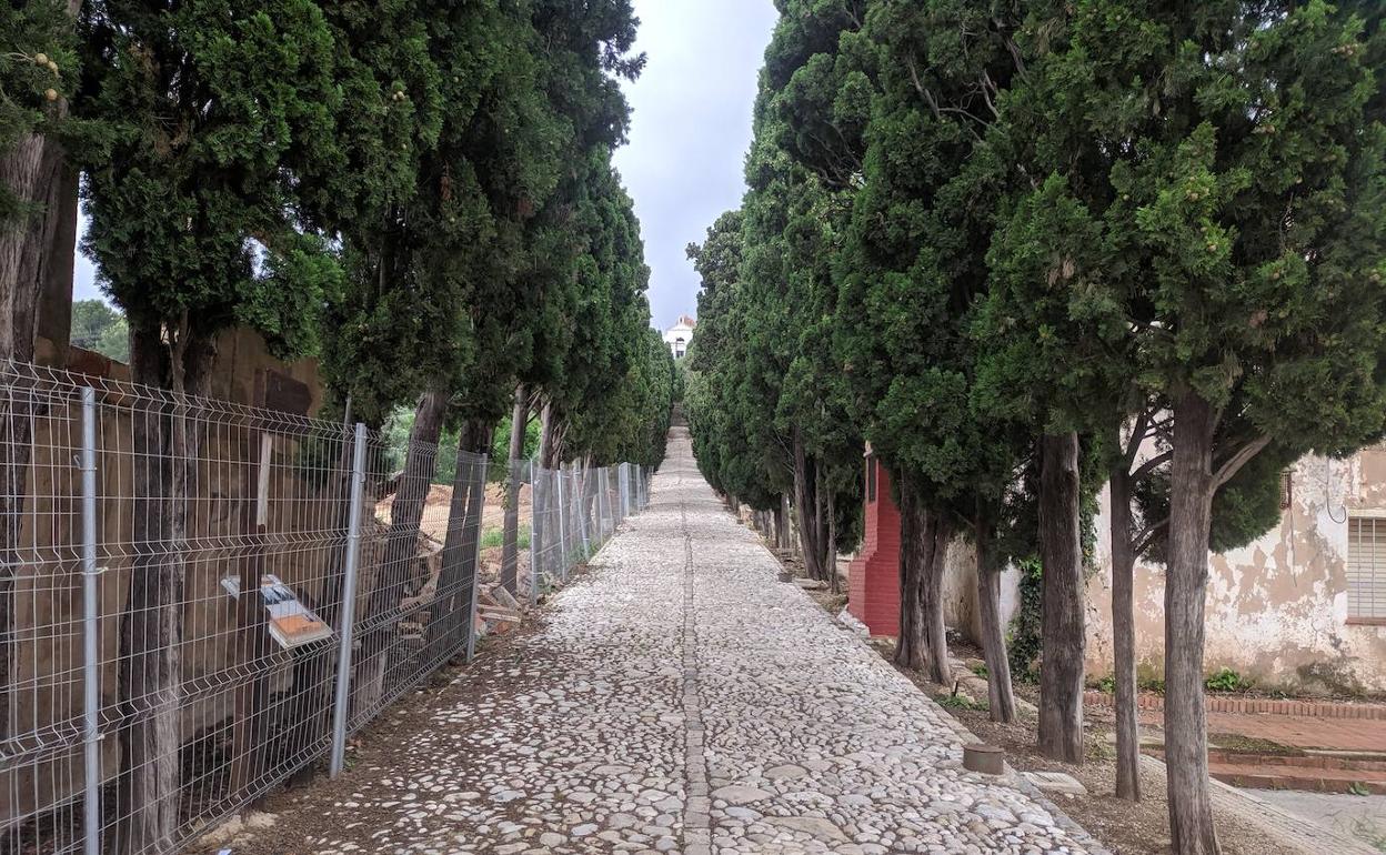 Camino del calvario de Potries con vallas ante el peligro de derrumbe. 