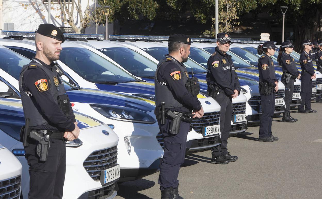 Parte de los vehículos policiales presentados en La Marina. 