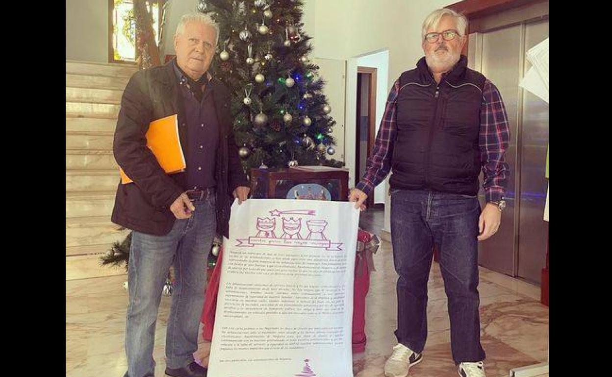 Dos vecinos, con la carta que han entregado también en el ayuntamiento de Náquera. 