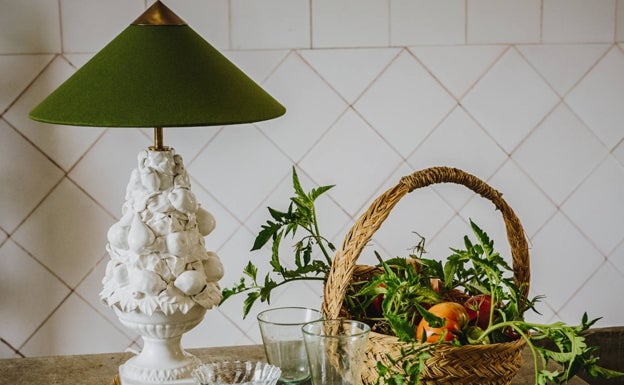 Pieza de frutas de cerámica. 