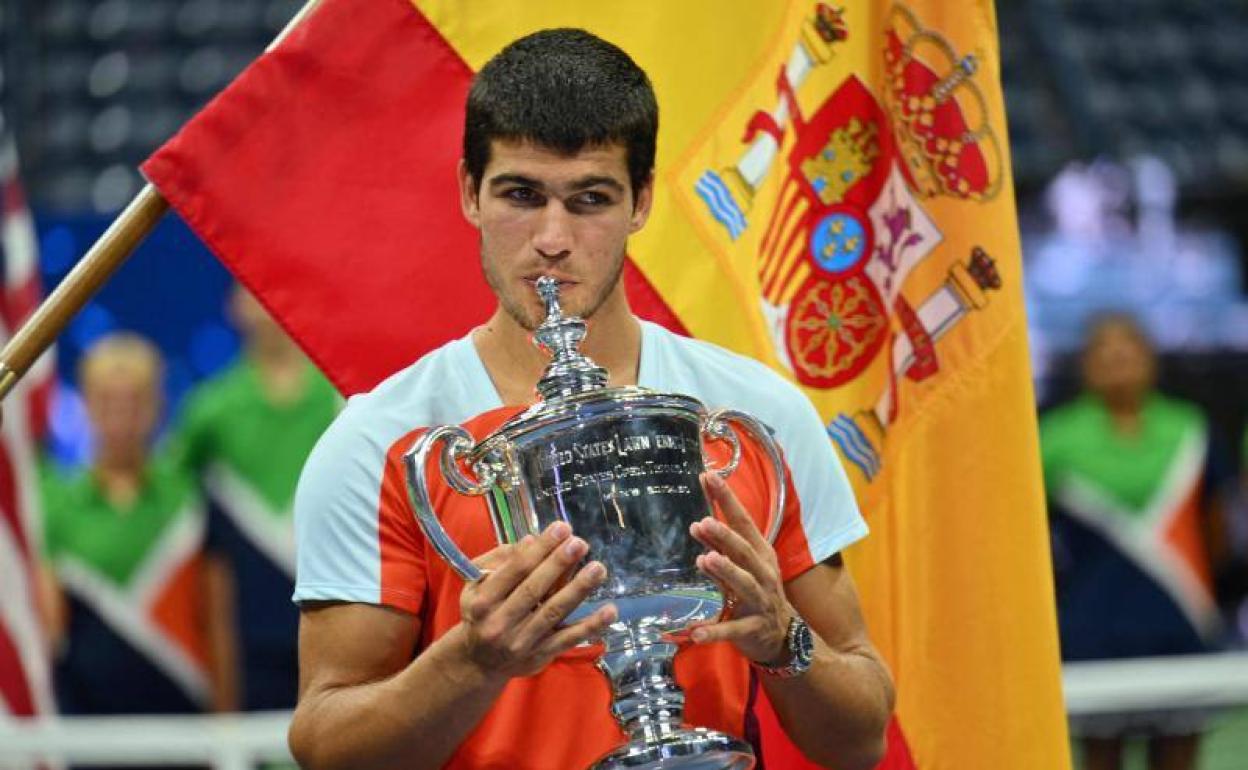 Alcaraz levanta el trofeo del US Open.