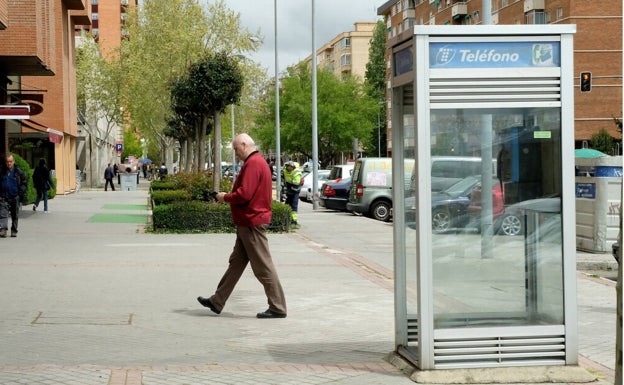 Una cabina en la calle de una ciudad española. 