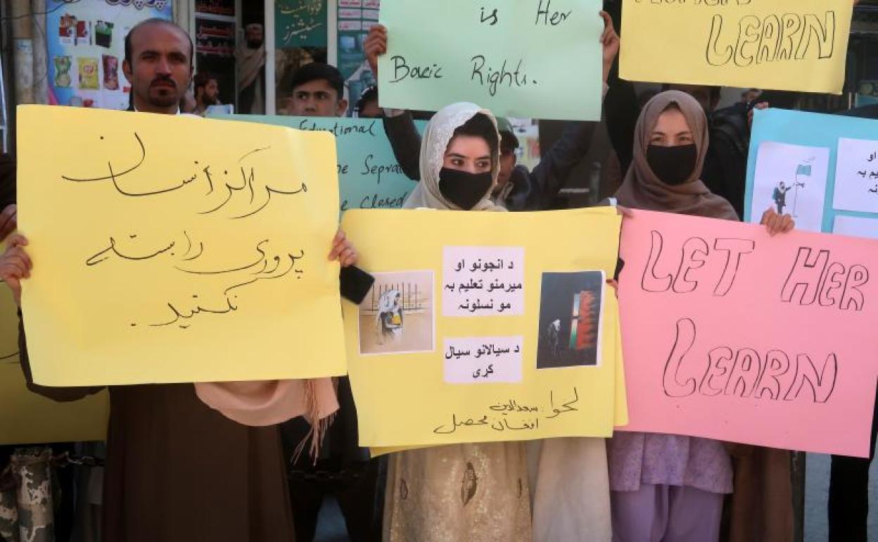 Protesta de refugiadas afganas en Pakistán contra el veto de los talibanes a las mujeres en las universidades. 