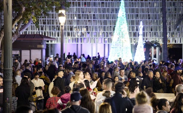 Imagen principal - Ambiente en el día de Navidad, en la plaza del Ayuntamiento. 