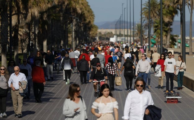 Imagen principal - Paseo marítimo de Valencia con muca afluencia, posado en el agua y Víctor y Brenda Palomino, tras balarse. 