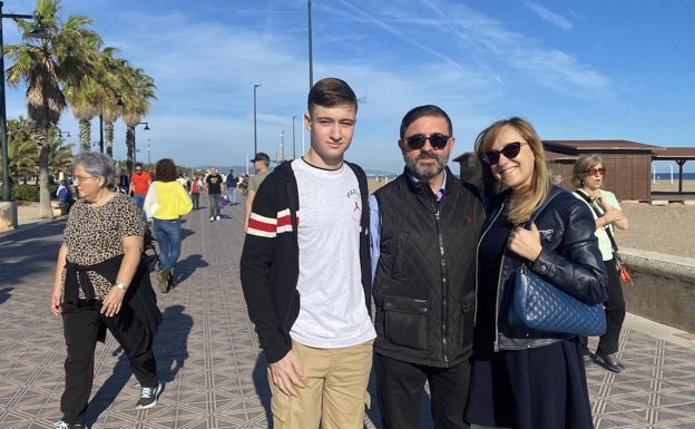 Gerardo Gisbert, junto a su mujer e hijo, en el paseo marítimo.