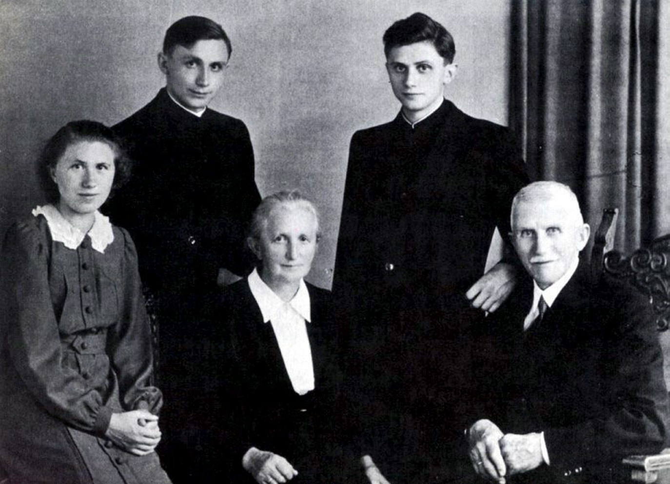 Foto de archivo de Joseph Ratzinger (de pie, d), con sus padres, Joseph (sentado, d), y MarÌa (sentada, c), y sus hermanos Georg (2i) y MarÌa.