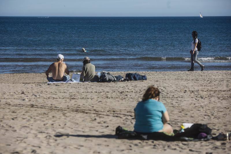 Fotos: Los valencianos celebran el día de Navidad bañándose en la playa