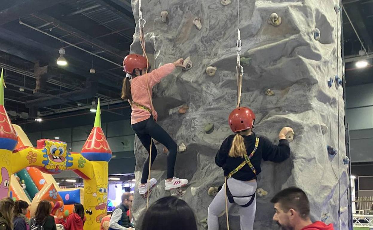 Los niños disfrutan en Expojove.