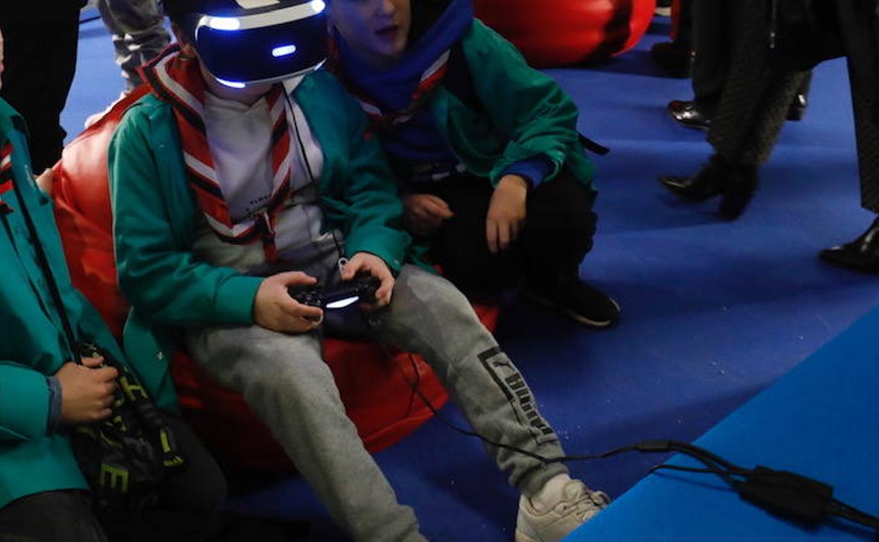 Niños jugando con la realidad virtual. 