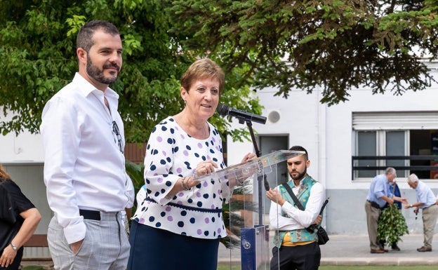 El concejal de Urbanismo y la alcaldesa, el día de la inauguración del monumento. 