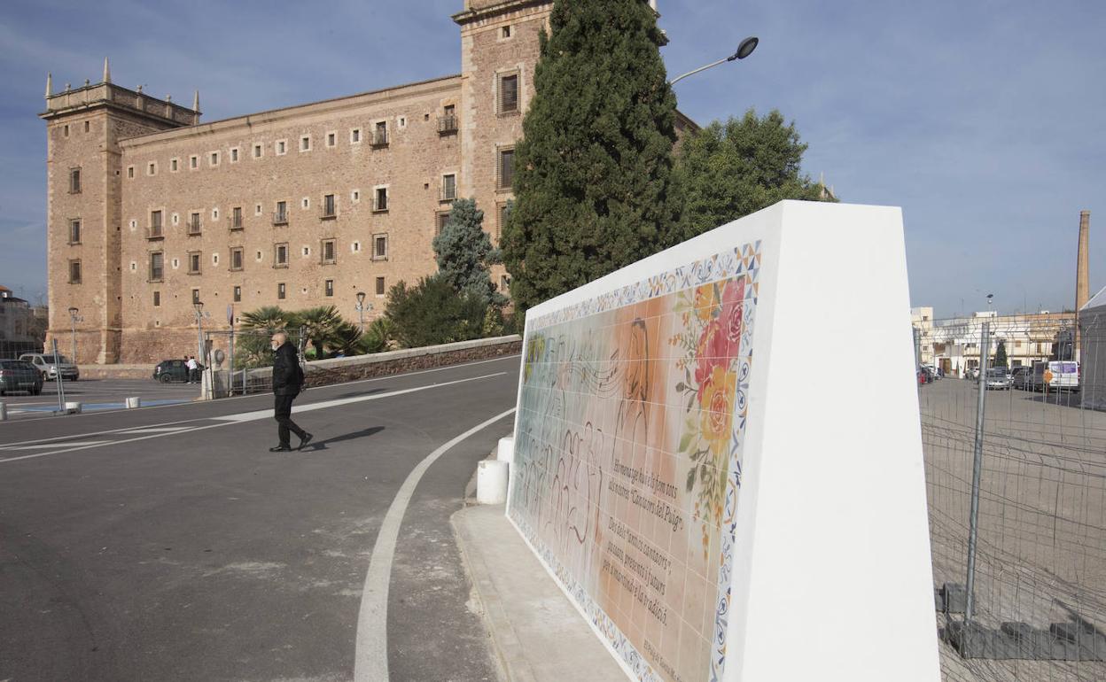 El muro construido, en primer plano, y detrás el monasterio. 