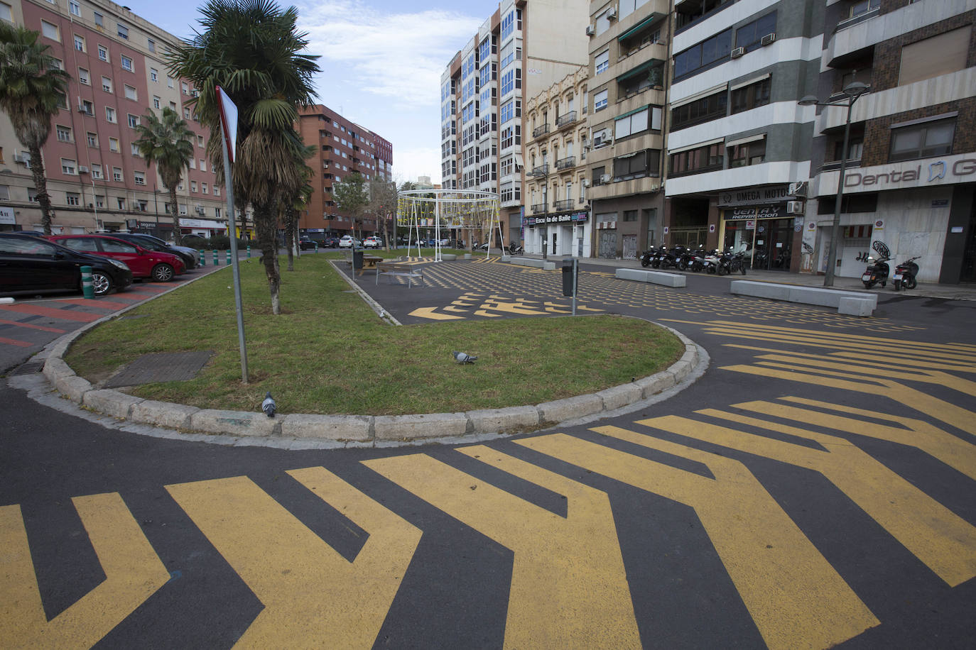 Fotos: La calzada de Pérez Galdós, pintada de rayas rojas