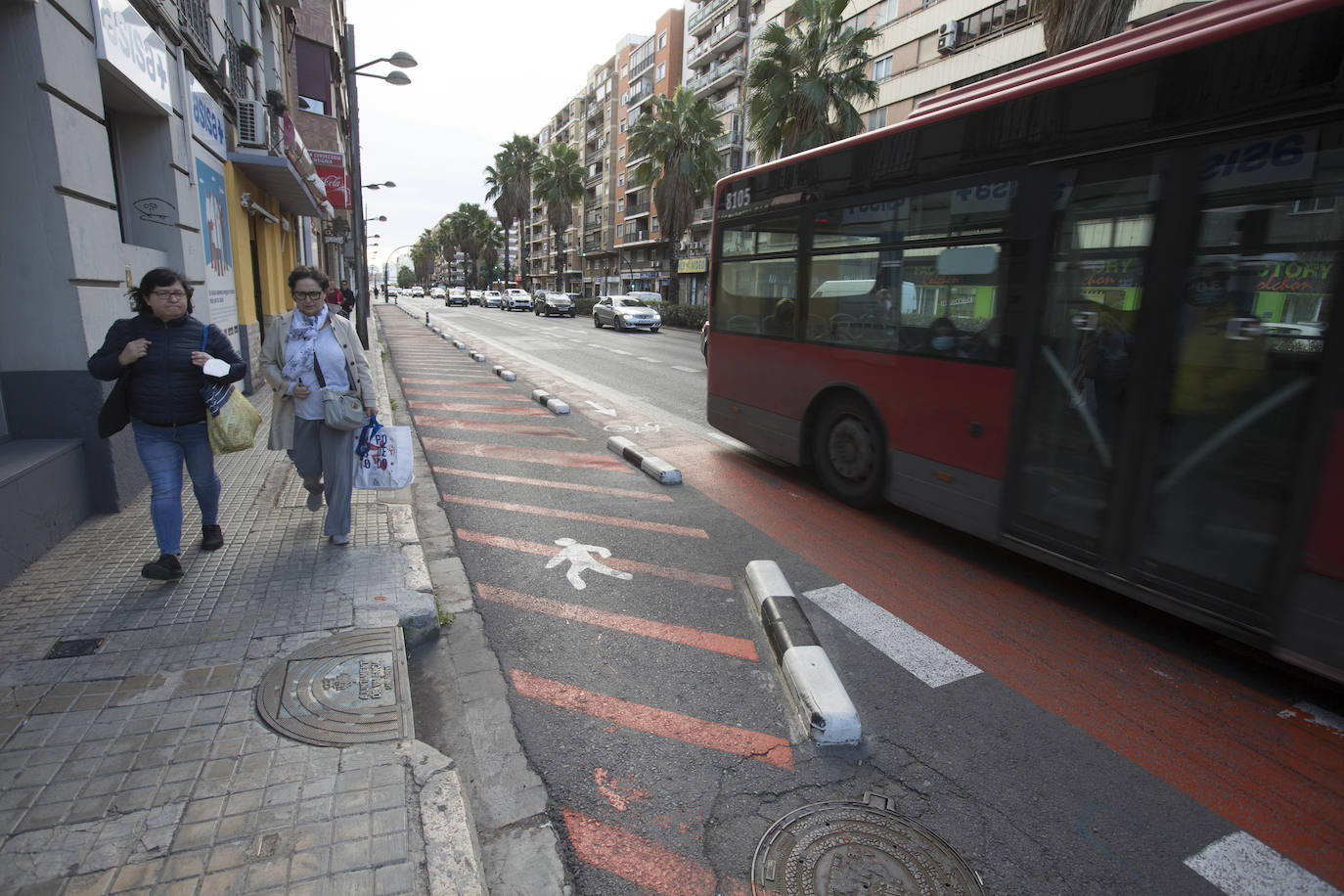 Fotos: La calzada de Pérez Galdós, pintada de rayas rojas