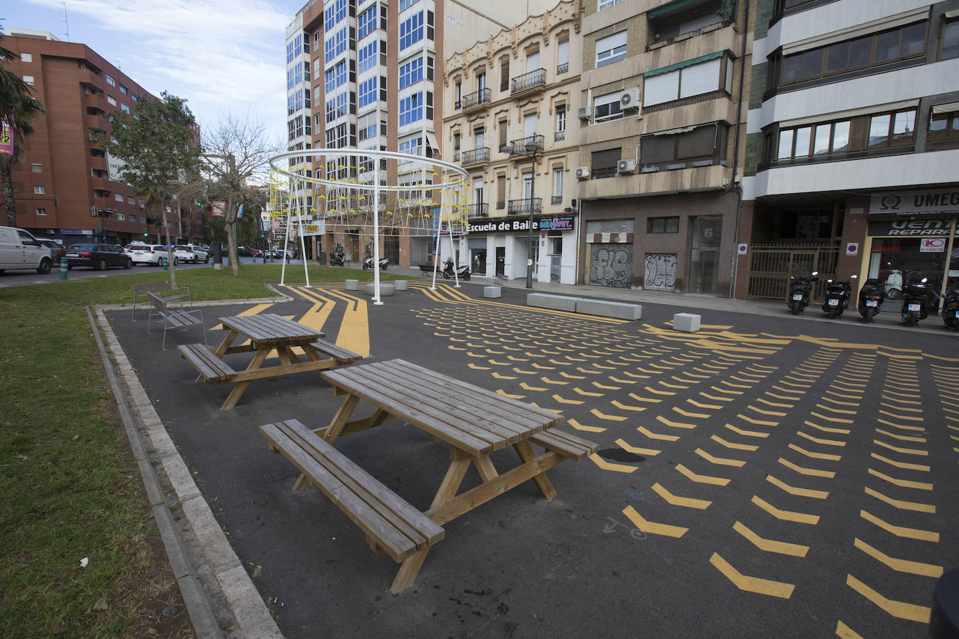 Fotos: La calzada de Pérez Galdós, pintada de rayas rojas