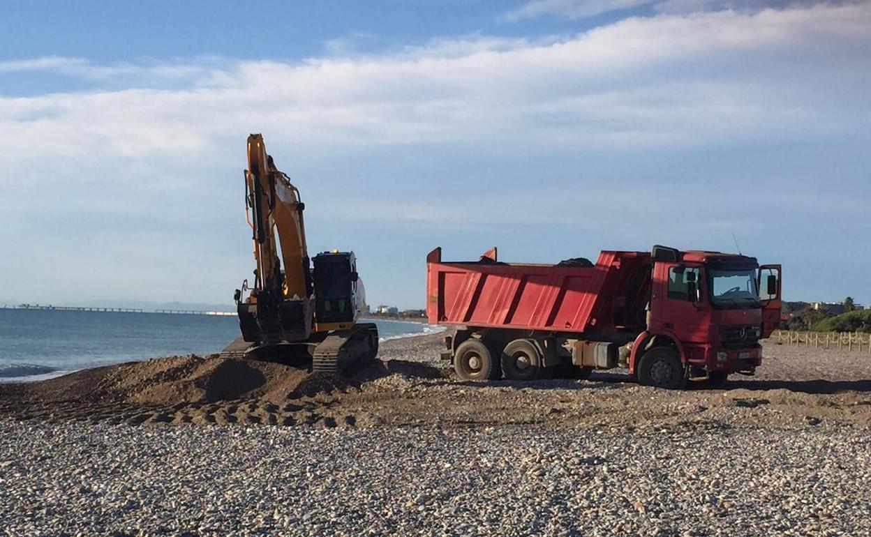 Imagen de archivo de obras en una playa de Sagunto. 