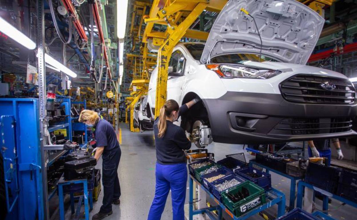 Dos trabajadoras en una línea de montaje de Ford Almussafes.