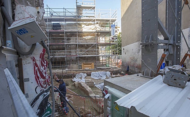 Obras en la muralla musulmana vistas desde la plaza del Ángel. 