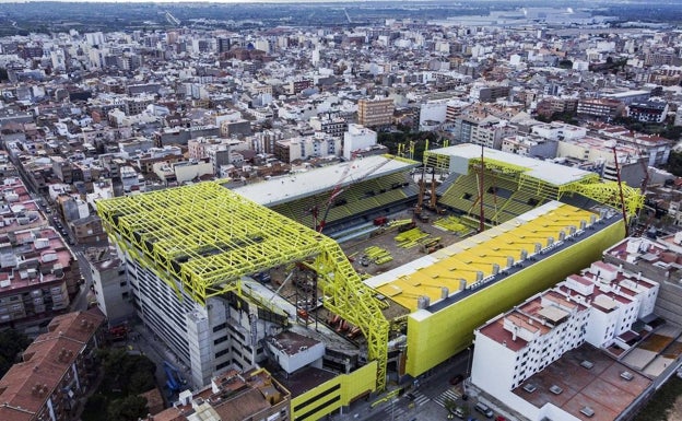 Las grúas, en el interior del estadio en noviembre. 