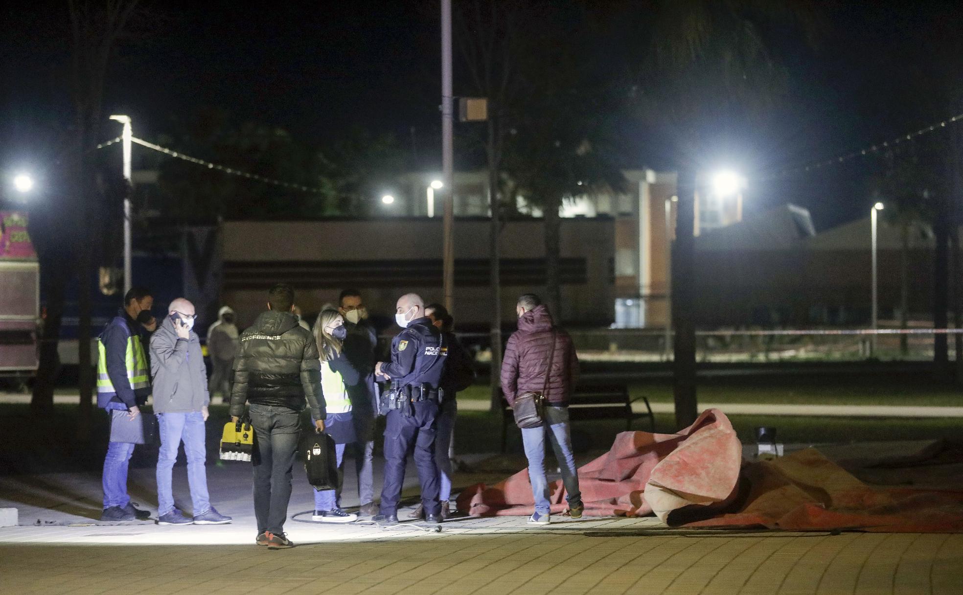 Un grupo de policías en el lugar donde ocurrió el accidente. 