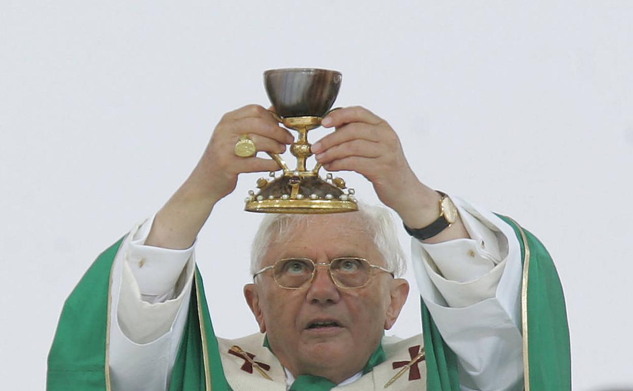 Benedicto XVI durante la consagración con el santo Calíz. 