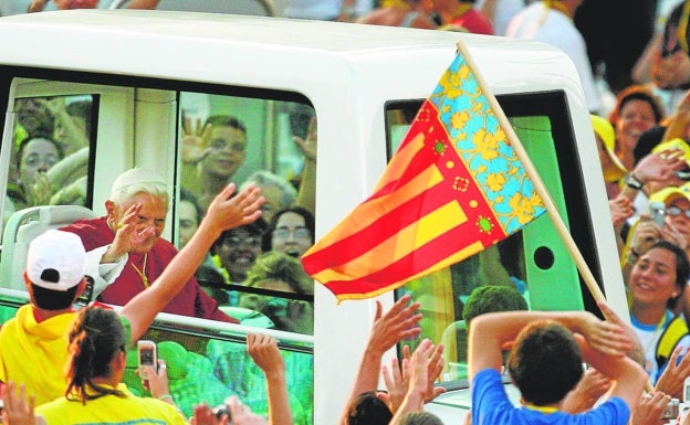 Los fieles siguieron el vehículo. 