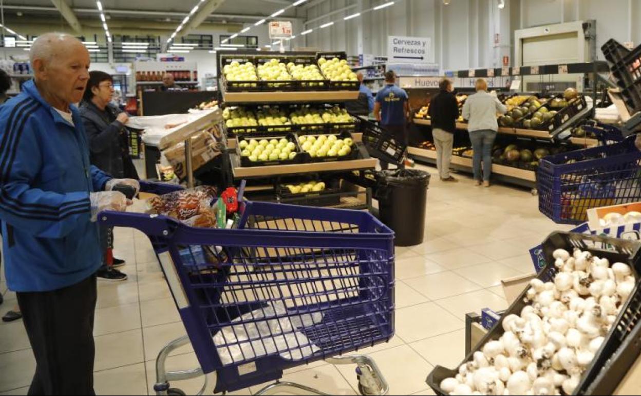 Una persona mayor, en un supermercado.