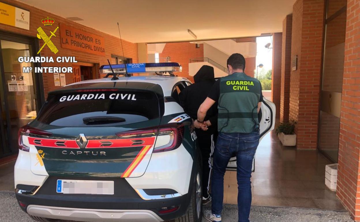 Uno de los detenidos en la Ribera por la Guardia Civil. 