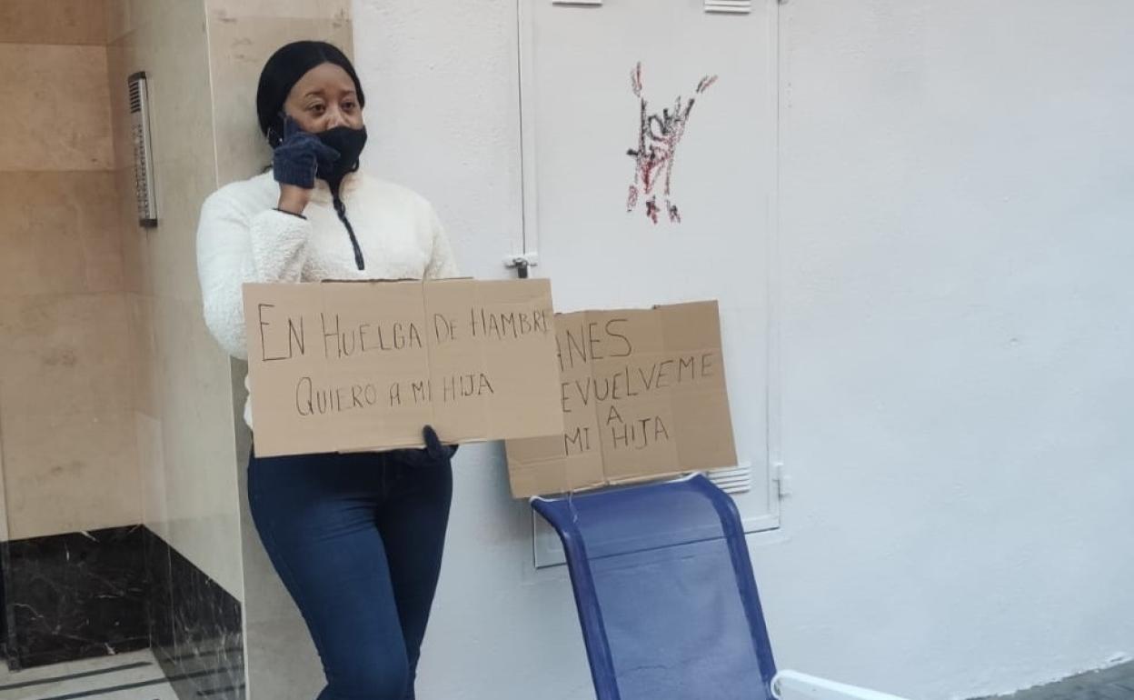 En enero hará un año que Veronique empezó su lucha para recuperar a su hija. 