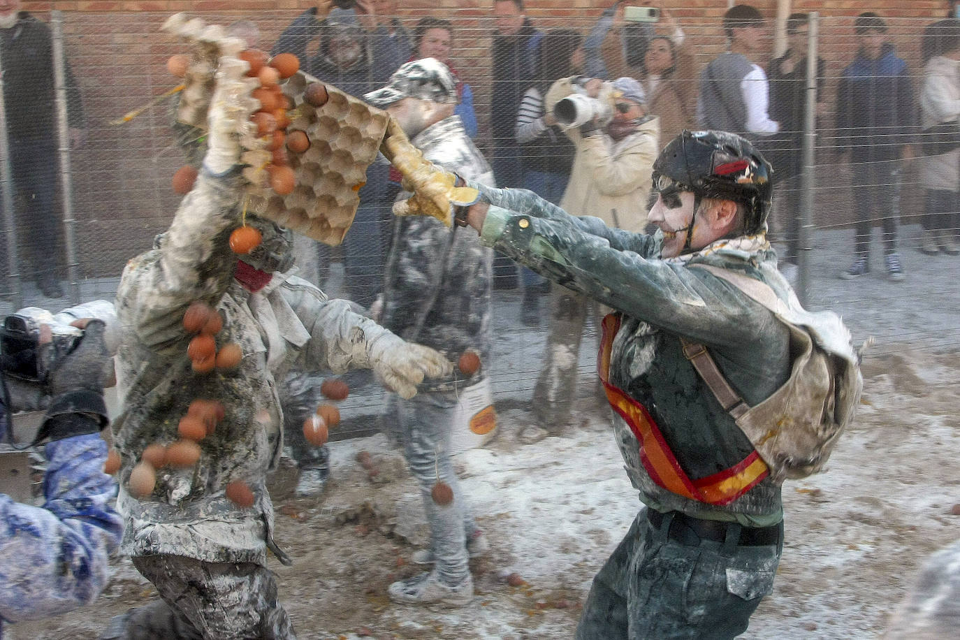 Fotos: Ibi se cubre de harina con la fiesta de &#039;Els Enfarinats&#039;