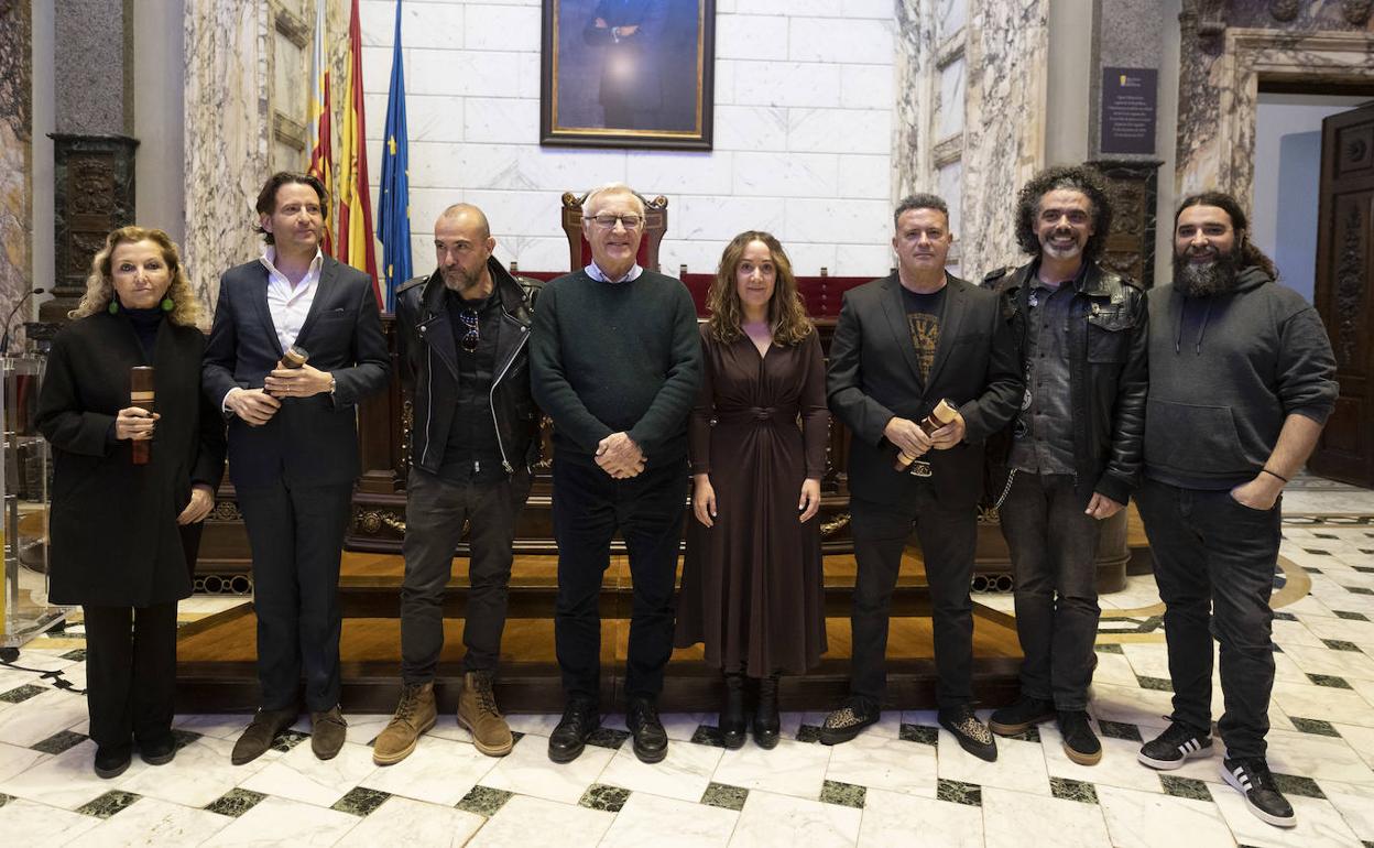 Los galardonados con los representantes municipales. 