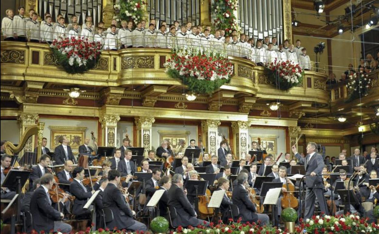 Los niños del coro de Viena y la Filarmónica de Viena. 