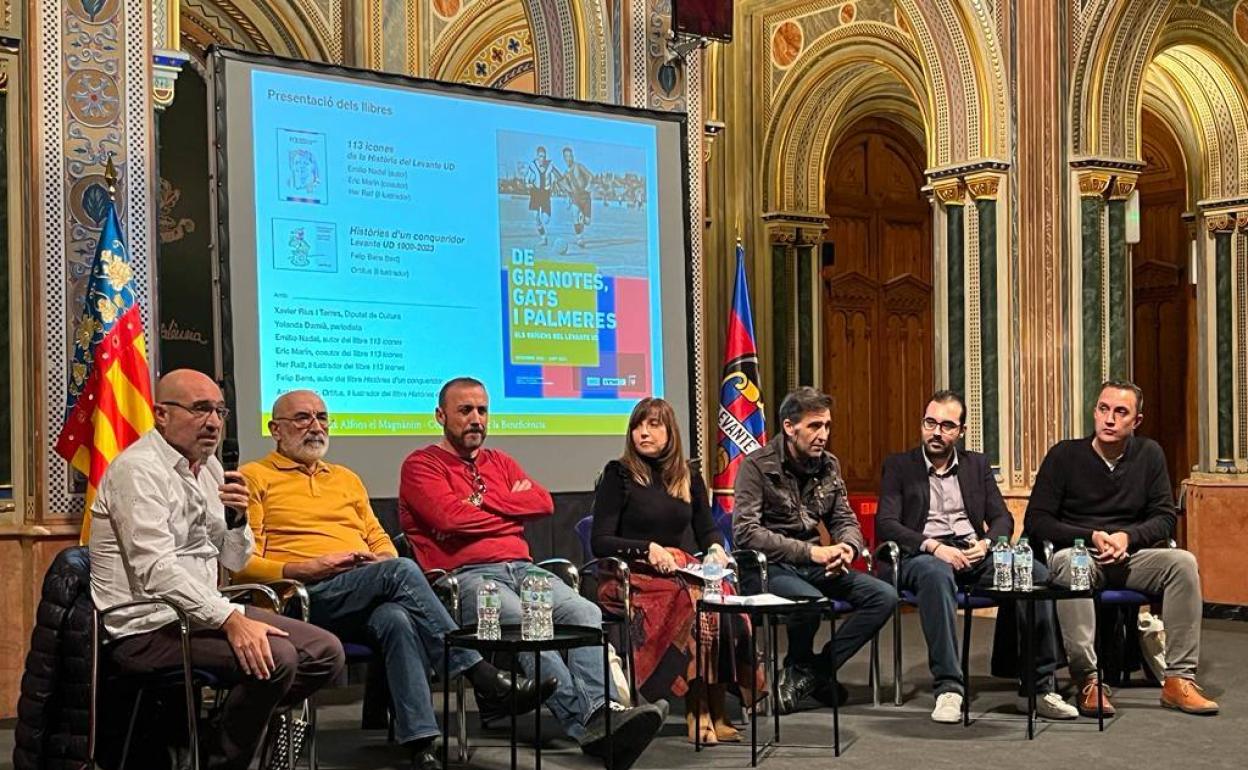 La presentación de los libros celebrada en el Centro Cultural La Beneficencia.