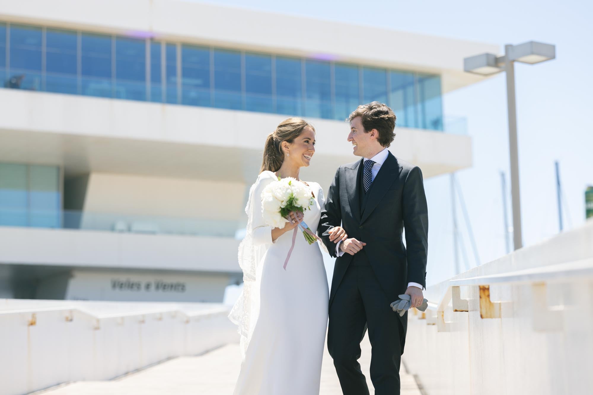 Ana Láinez y Fran Camps se casaron en junio en San Juan del Hospital, en una ceremonia preciosa a la que siguió la celebración en la terraza del Veles e Vents.