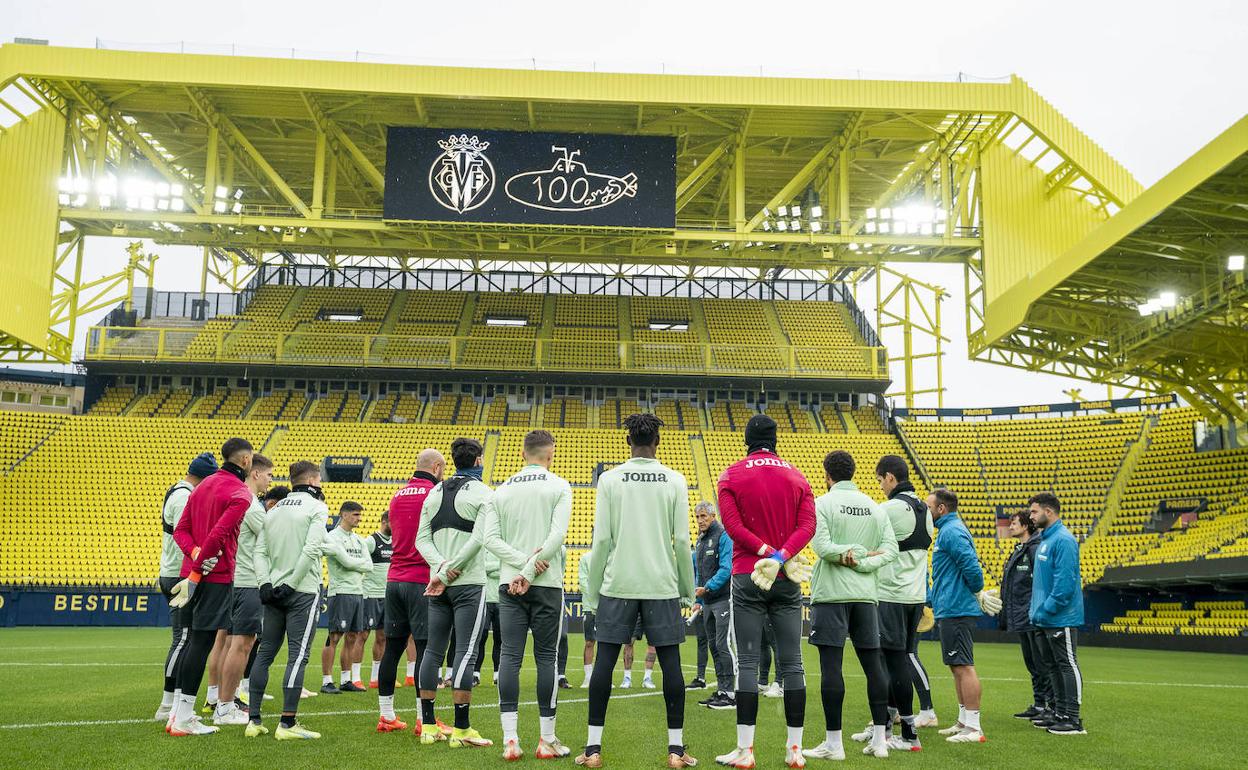 Los jugadores del Villarreal, este viernes en su primer entrenamiento en el estadio de La Cerámica. 