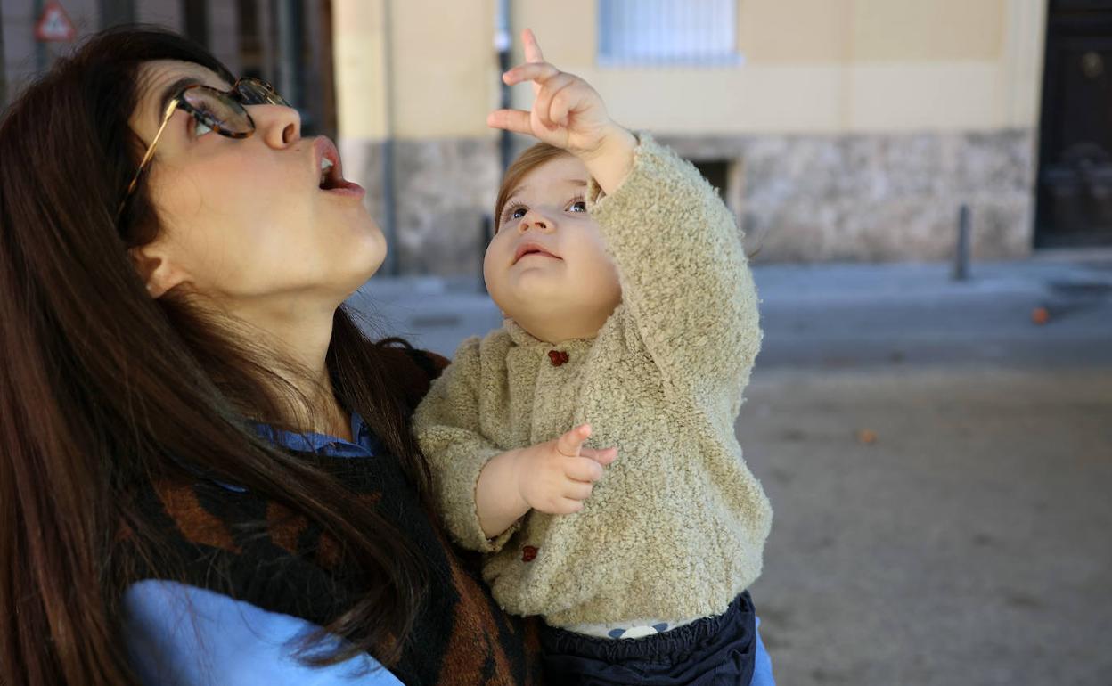 El pequeño Matías en brazos de su madre, Agnes Vári, en un parque de Valencia.