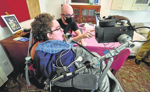 Complicidad. Miguel Camacho, adolescente de Albal, con Vicent Carrascosa, fisioterapeuta.