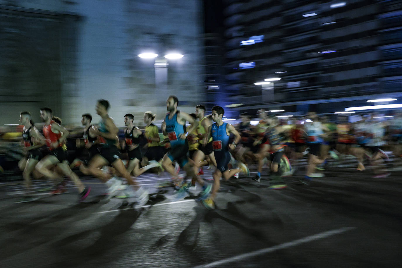 Miles de personas participan en la última carrera popular del año.