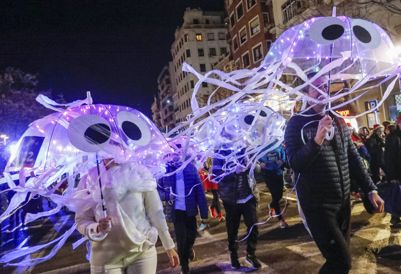 Miles de personas participan en la última carrera popular del año.