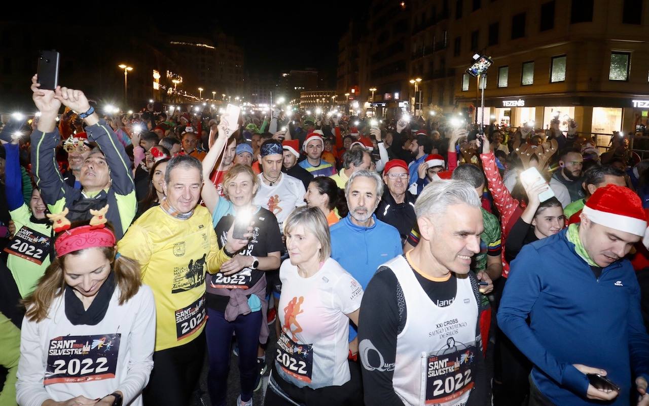 Miles de personas participan en la última carrera popular del año.