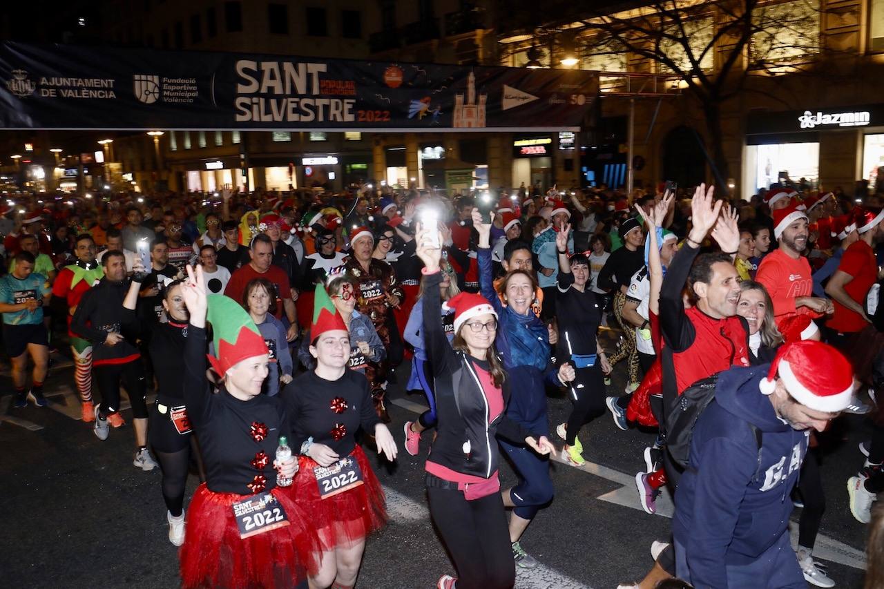 Miles de personas participan en la última carrera popular del año.